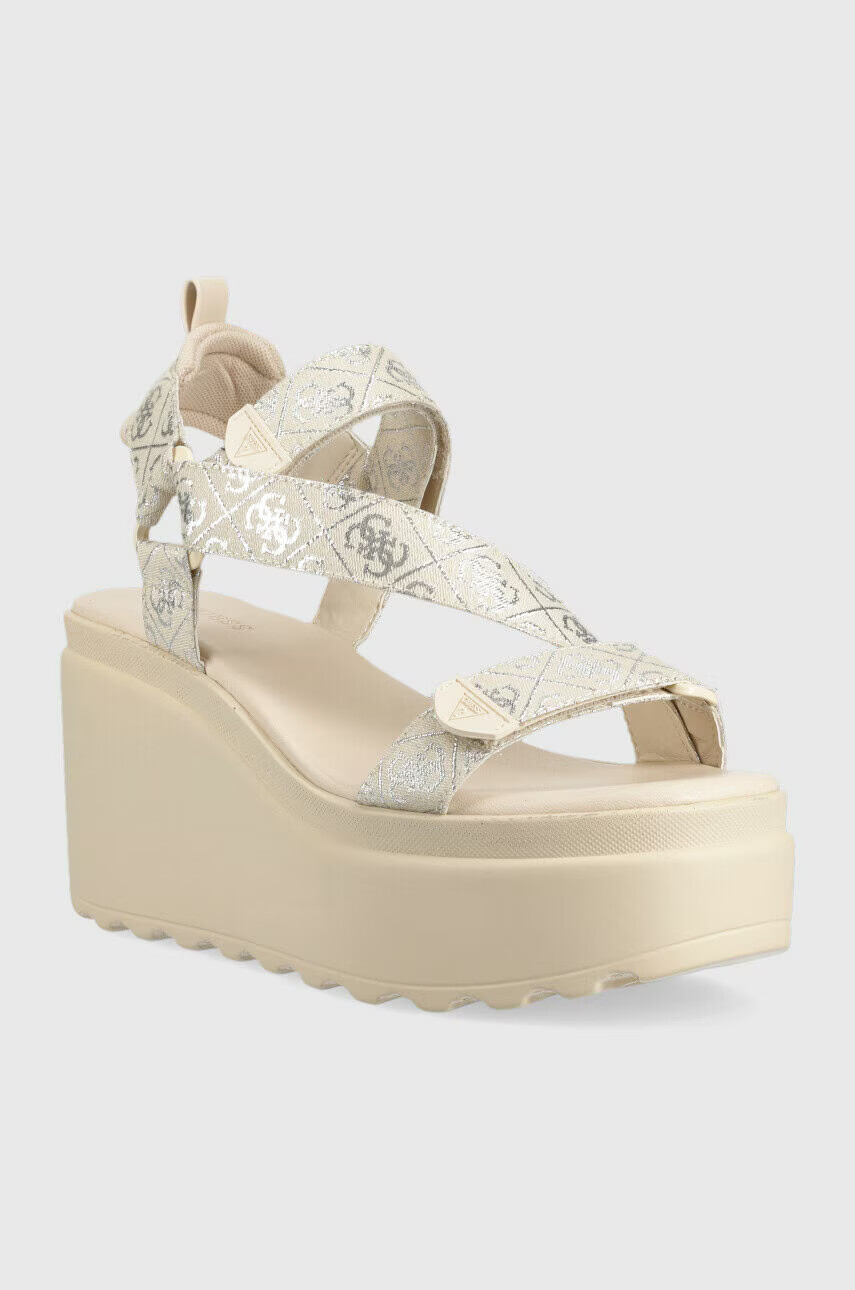 Guess Сандали OCILIA2 в бежово със скосена платформа - Pepit.bg