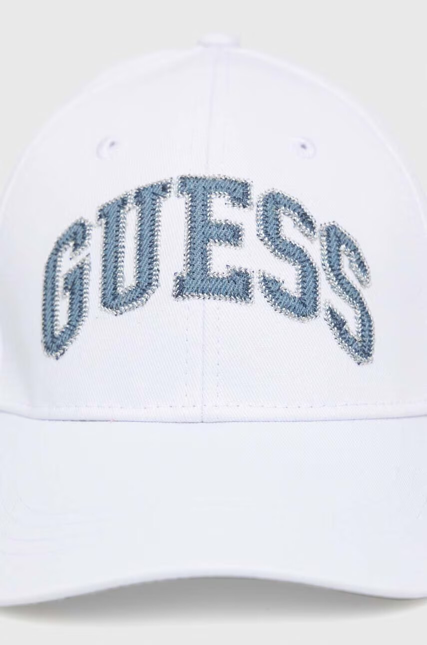 Guess Шапка с козирка в бяло с апликация - Pepit.bg
