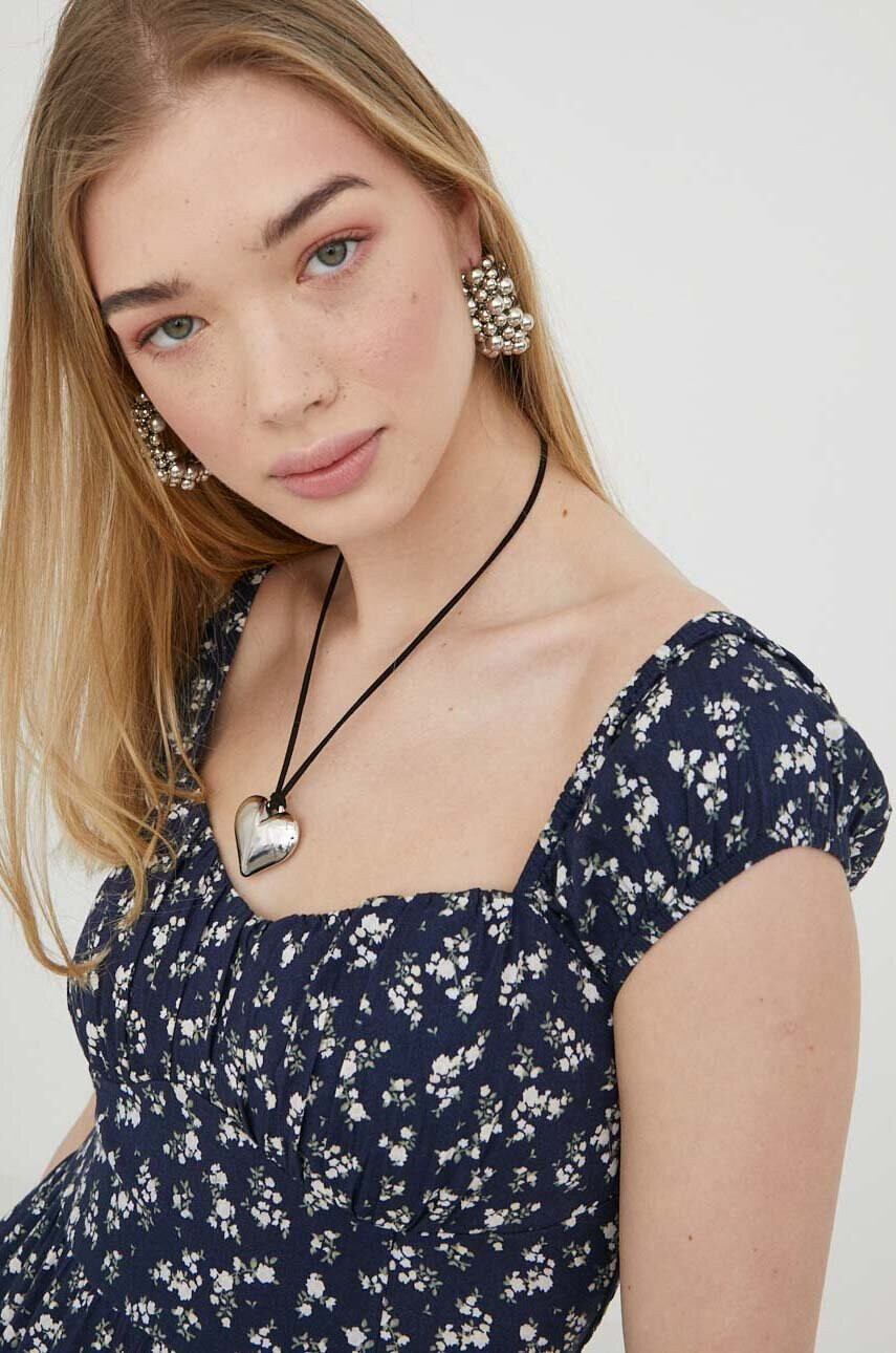 Hollister Co. Рокля в тъмносиньо къс модел разкроен модел - Pepit.bg