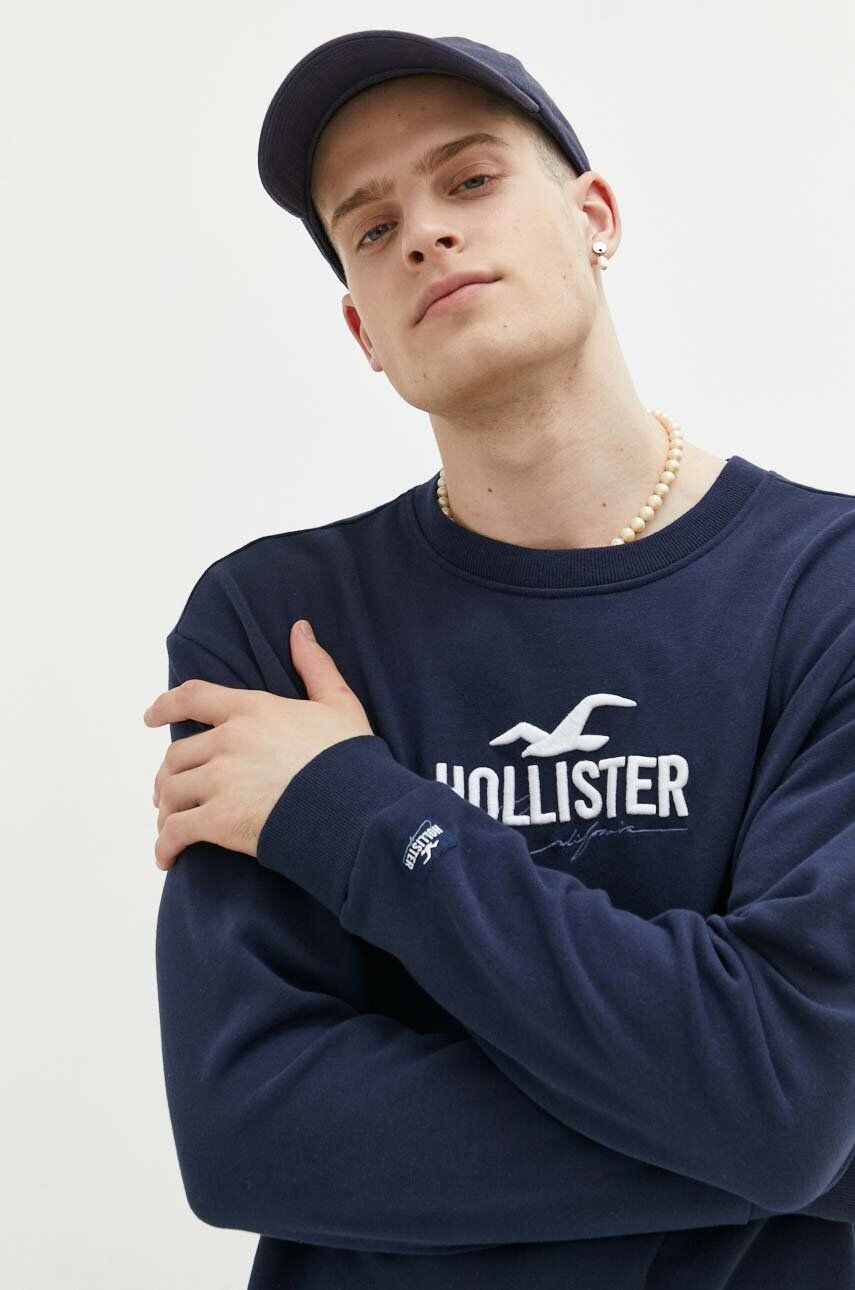 Hollister Co. Суичър в черно с качулка с изчистен дизайн - Pepit.bg