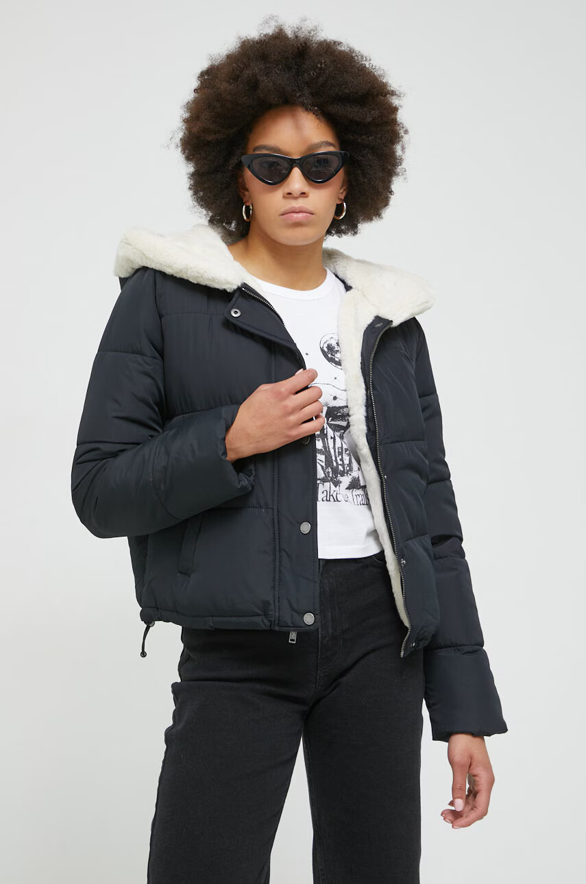 Hollister Co. Яке в черно със зимна изолация - Pepit.bg