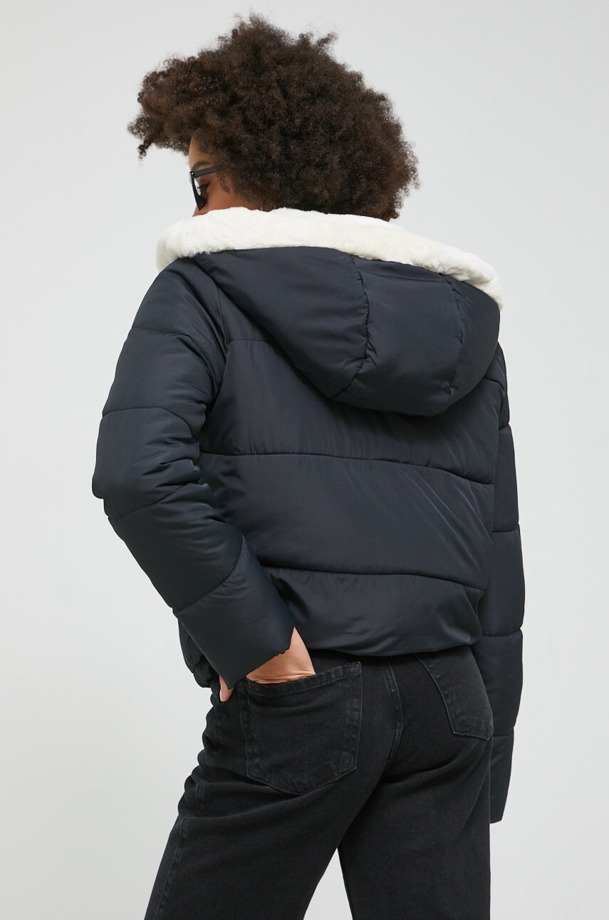Hollister Co. Яке в черно със зимна изолация - Pepit.bg