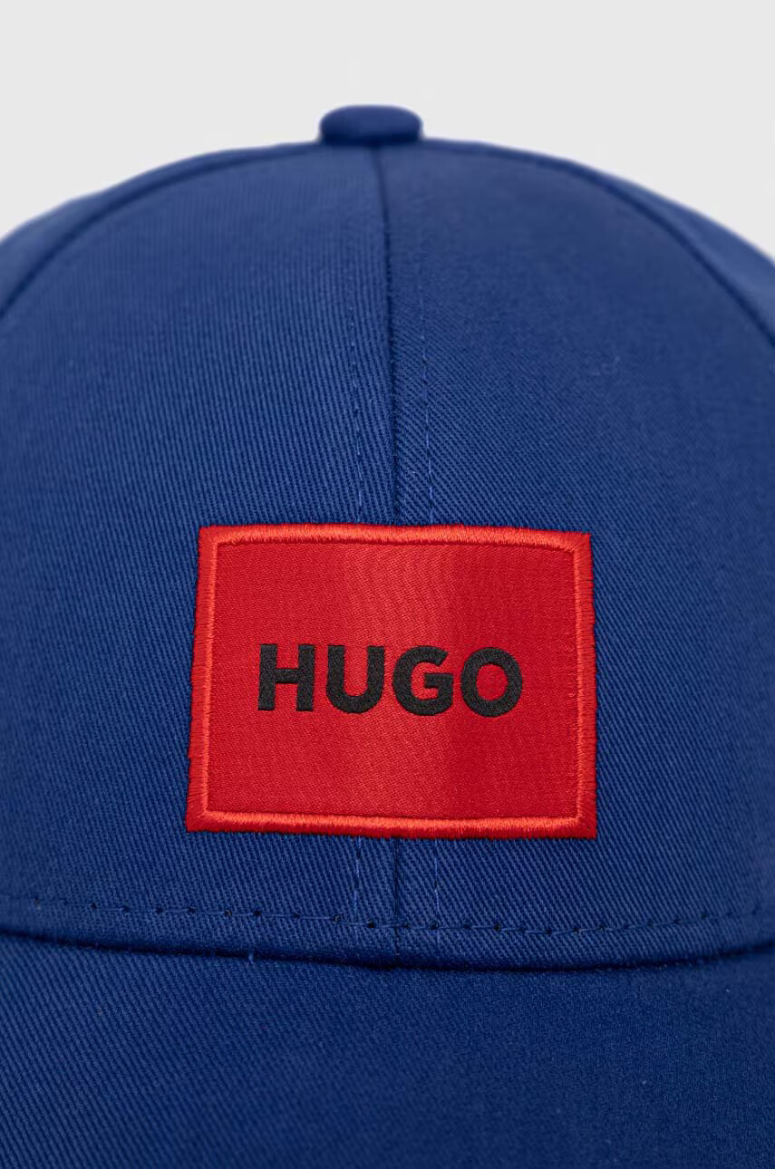 Hugo Памучна шапка в синьо с апликация - Pepit.bg