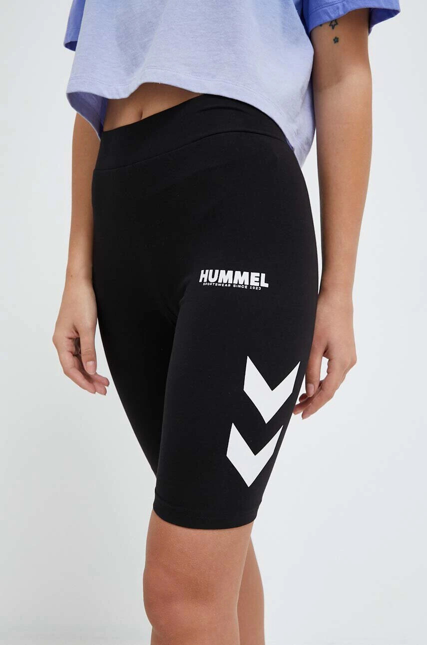 Hummel Къс панталон в черно с принт със стандартна талия - Pepit.bg