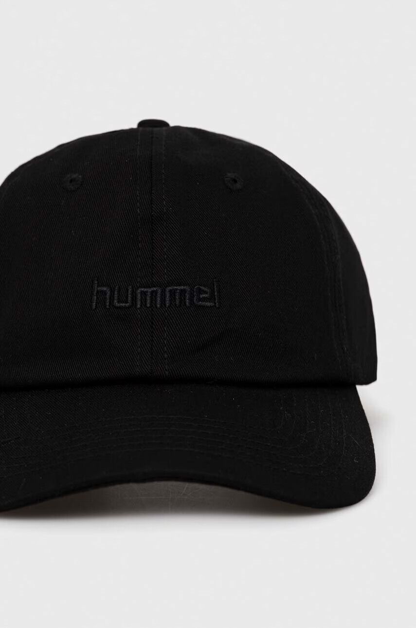 Hummel Памучна шапка с козирка в черно с изчистен дизайн - Pepit.bg