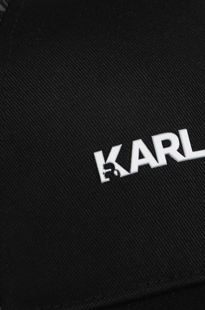 Karl Lagerfeld Детска шапка с козирка в черно с десен - Pepit.bg