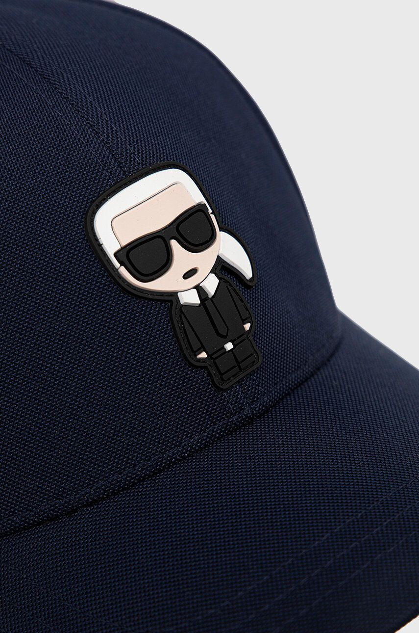 Karl Lagerfeld Шапка в тъмносиньо с апликация - Pepit.bg