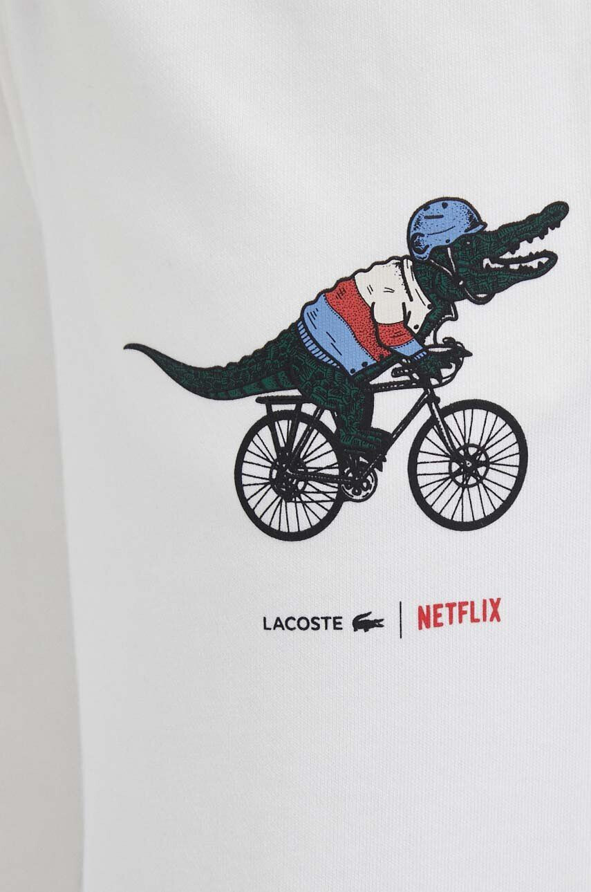 Lacoste Памучен спортен панталон x Netflix в бяло с принт - Pepit.bg