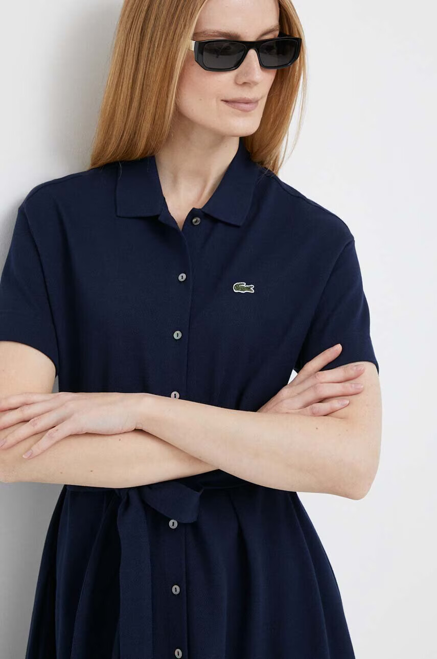 Lacoste Памучна рокля в тъмносиньо среднодълъг модел разкроен модел - Pepit.bg