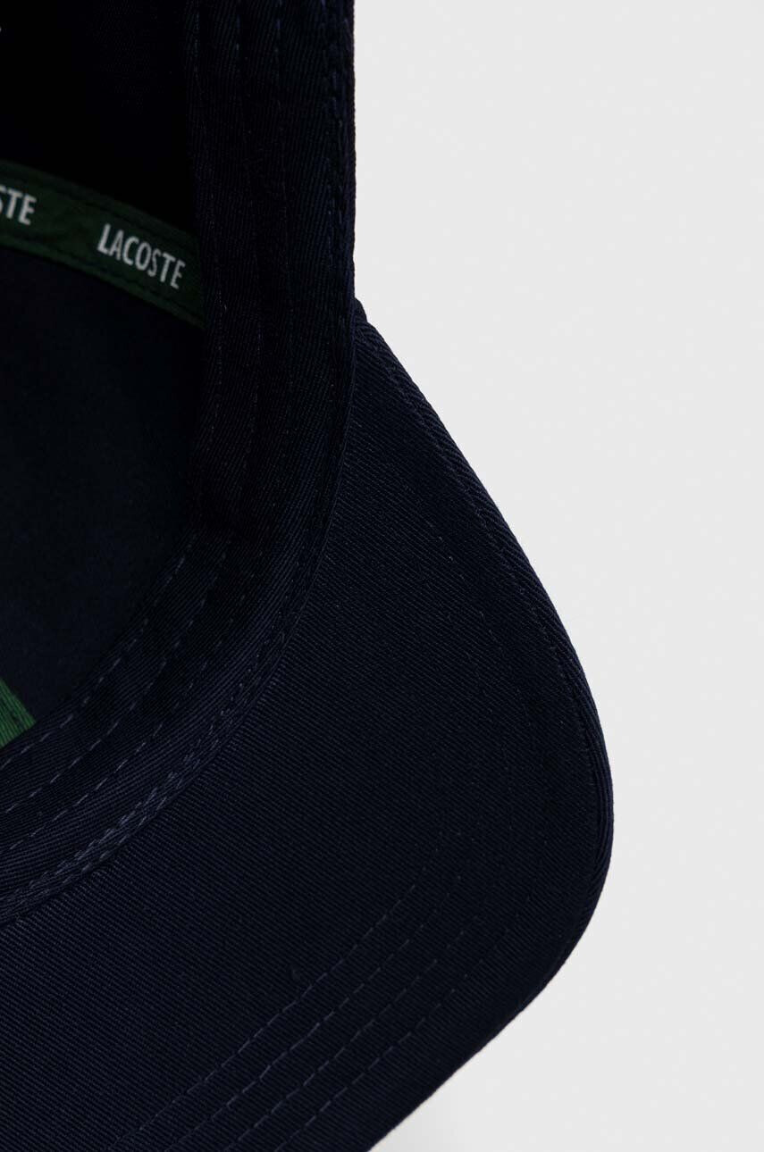 Lacoste Памучна шапка с козирка в тъмносиньо с изчистен дизайн - Pepit.bg