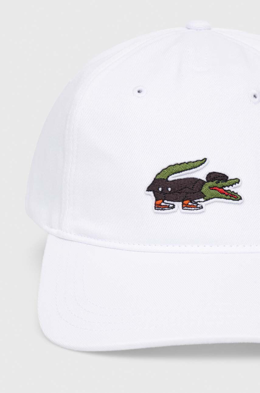 Lacoste Памучна шапка x Netflix в бяло с апликация - Pepit.bg