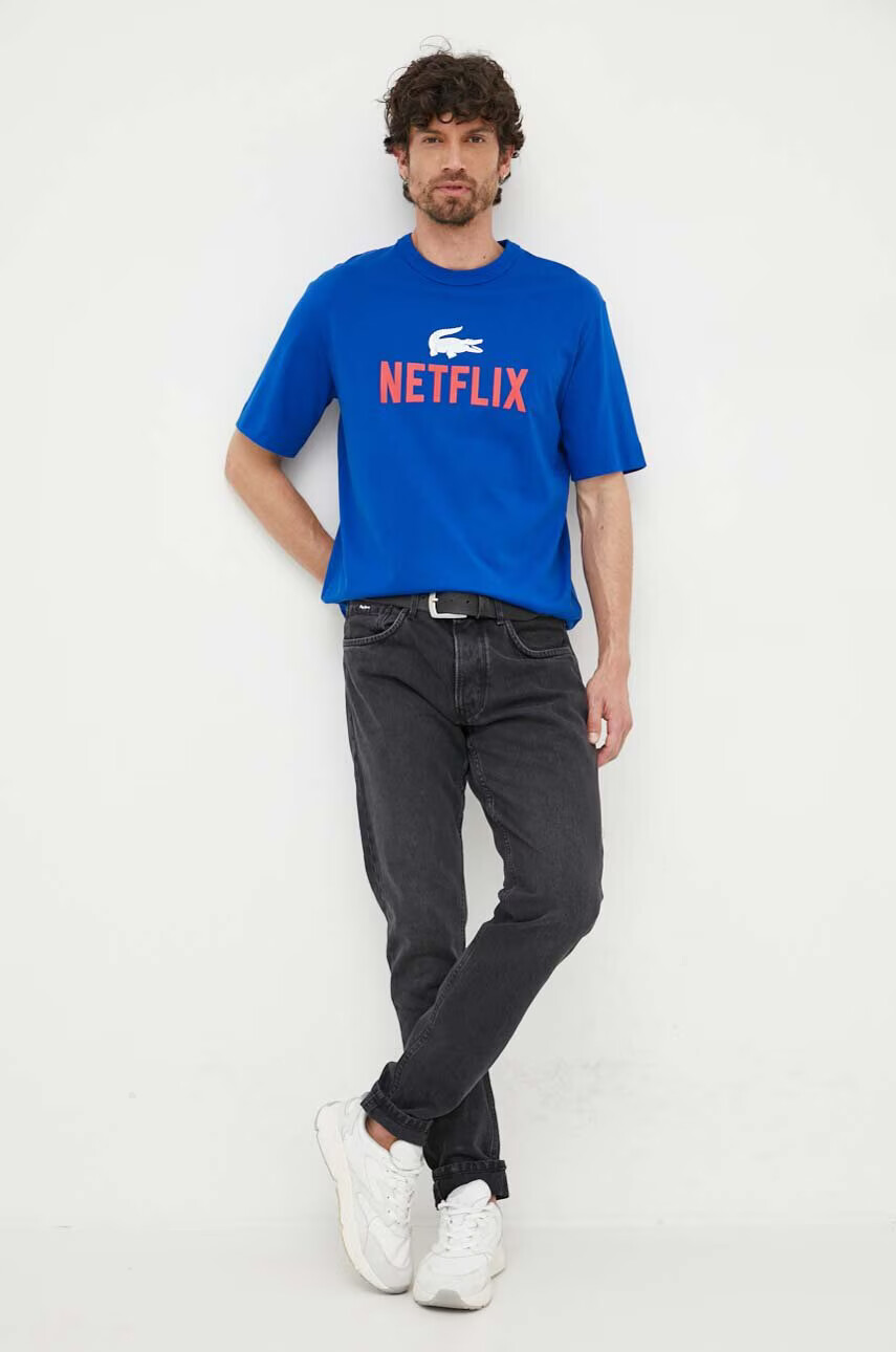 Lacoste Памучна тениска x Netflix в синьо с десен - Pepit.bg