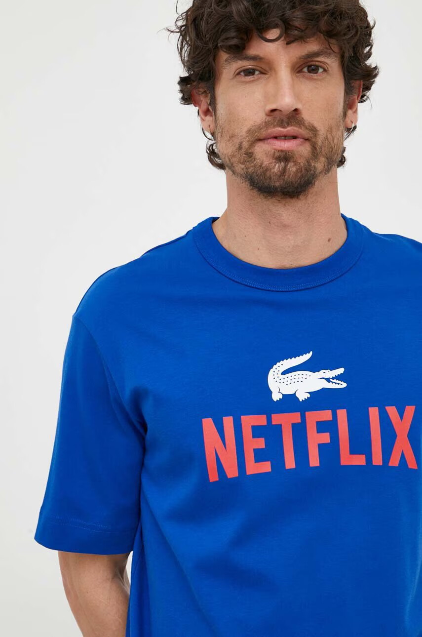 Lacoste Памучна тениска x Netflix в синьо с десен - Pepit.bg