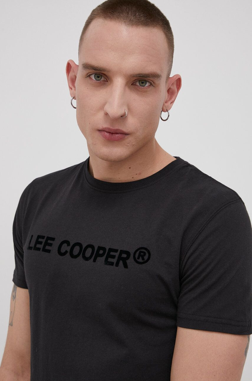 Lee Cooper Памучна тениска в черно с апликация - Pepit.bg