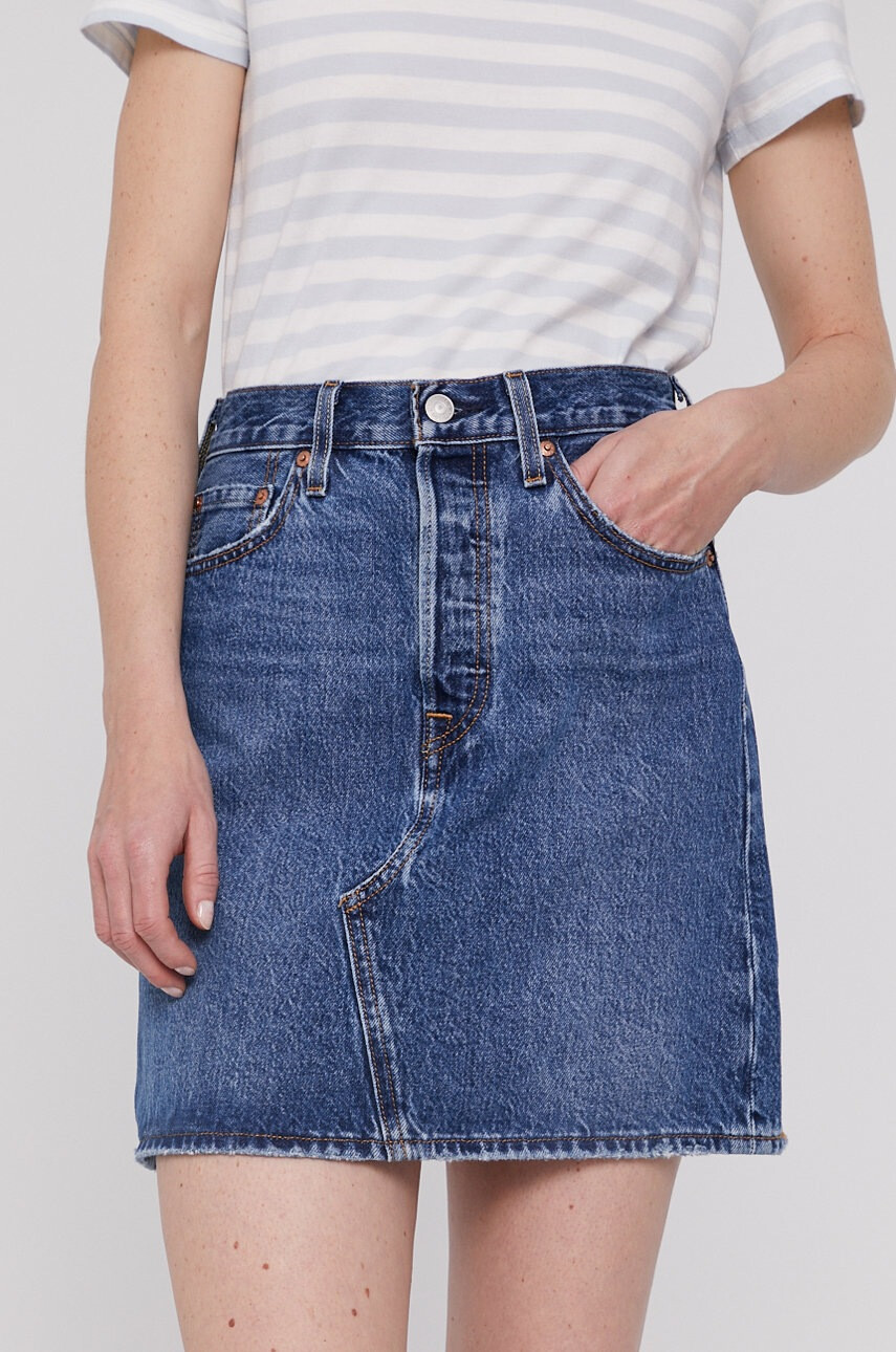 Levi's Дънкова пола къс модел със стандартна кройка - Pepit.bg