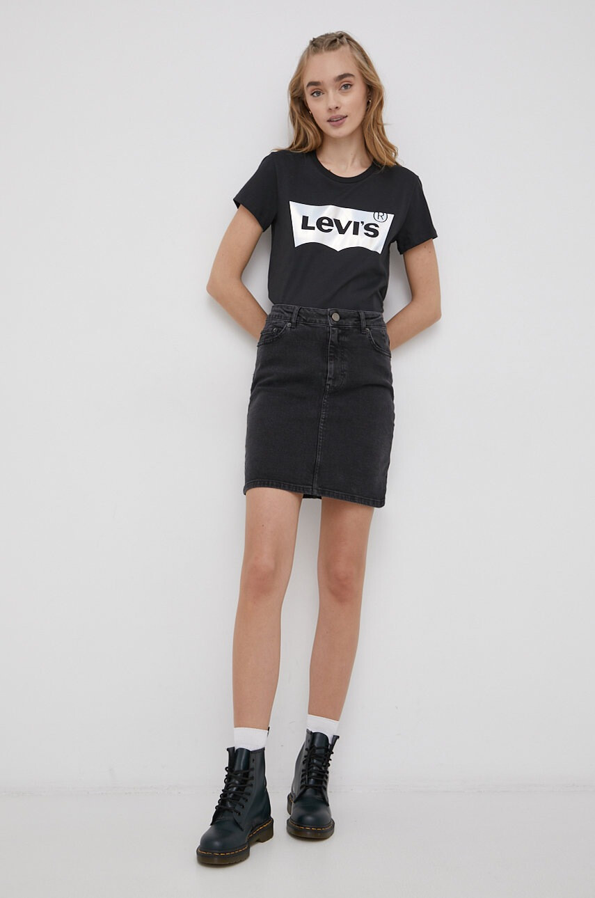 Levi's Памучна тениска в черно - Pepit.bg