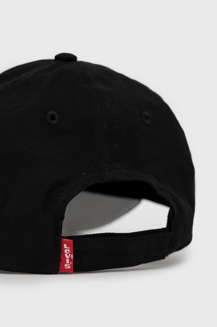 Levi's Памучна шапка в черно с апликация - Pepit.bg