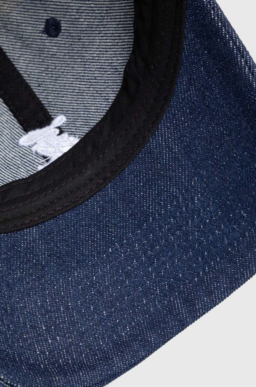 Levi's Памучна шапка с козирка в синьо с апликация - Pepit.bg
