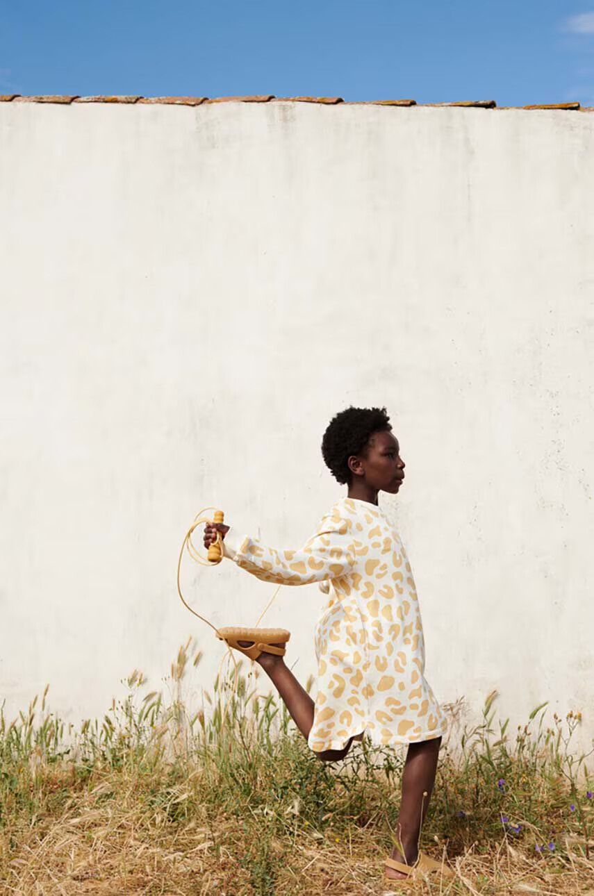Liewood Детска памучна рокля в бежово къс модел разкроен модел - Pepit.bg