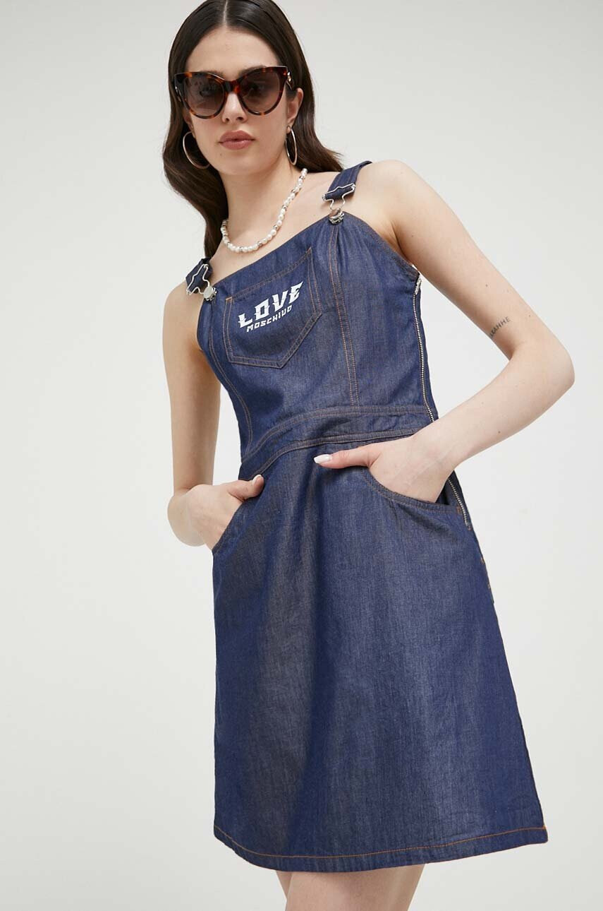 Love Moschino Памучна рокля в тъмносиньо къс модел разкроен модел - Pepit.bg