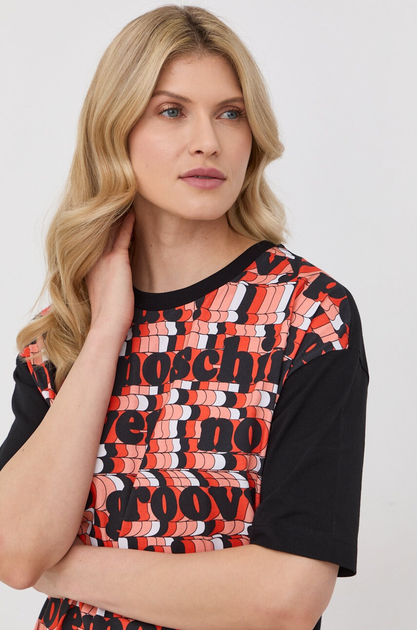 Love Moschino Памучна рокля в черно къс модел с уголемена кройка - Pepit.bg