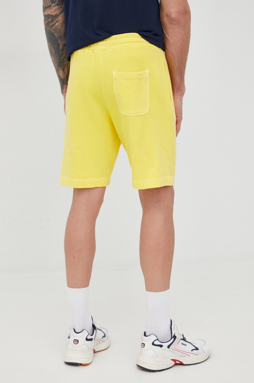 Lyle & Scott Памучен къс панталон в жълто - Pepit.bg