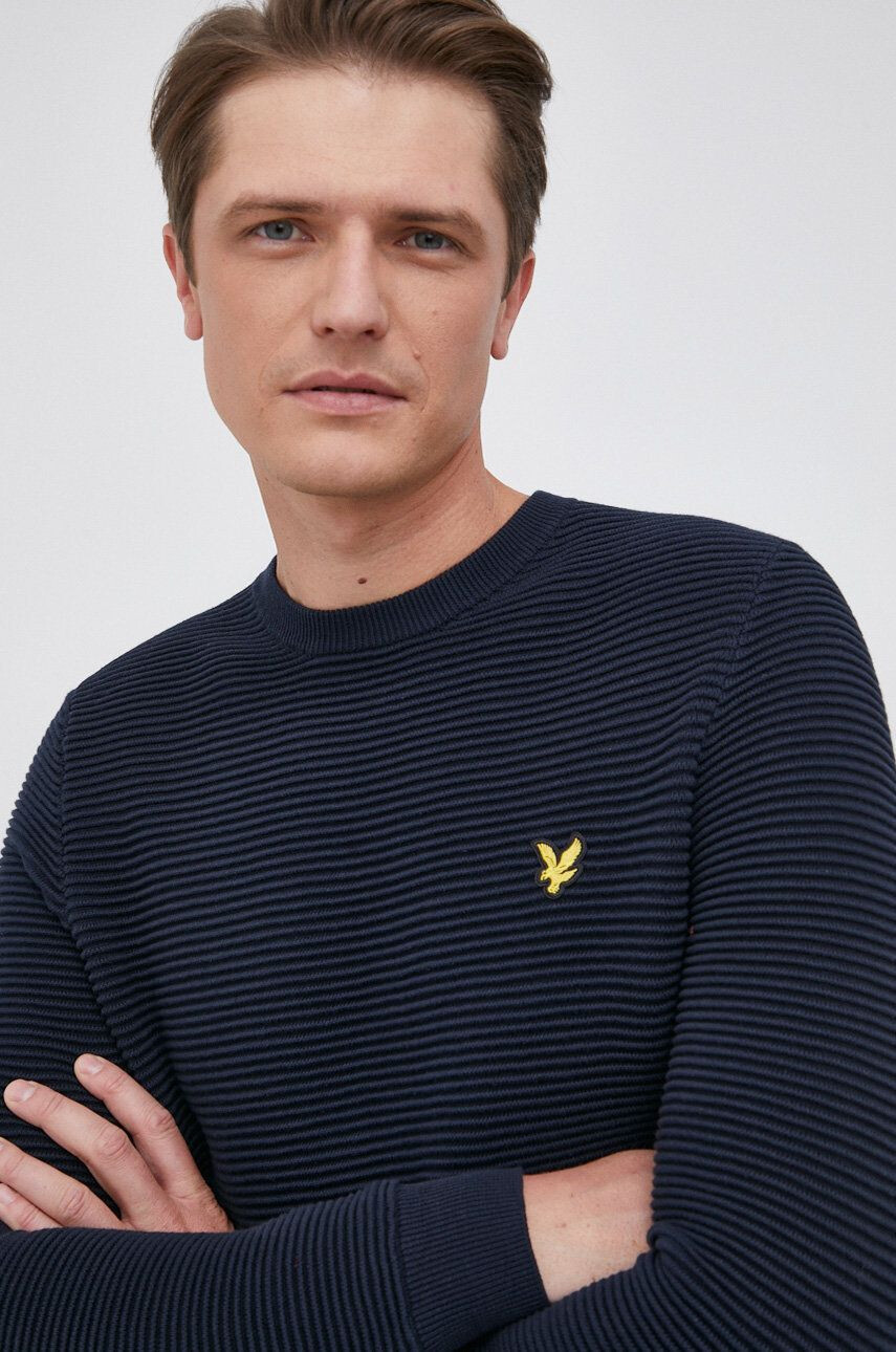 Lyle & Scott Памучен пуловер мъжки в тъмносиньо - Pepit.bg