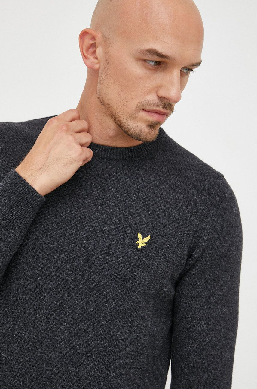 Lyle & Scott Вълнен пуловер мъжки в сиво от лека материя - Pepit.bg