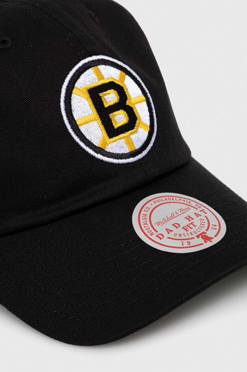 Mitchell&Ness Памучна шапка с козирка Boston Briuns в черно с апликация - Pepit.bg