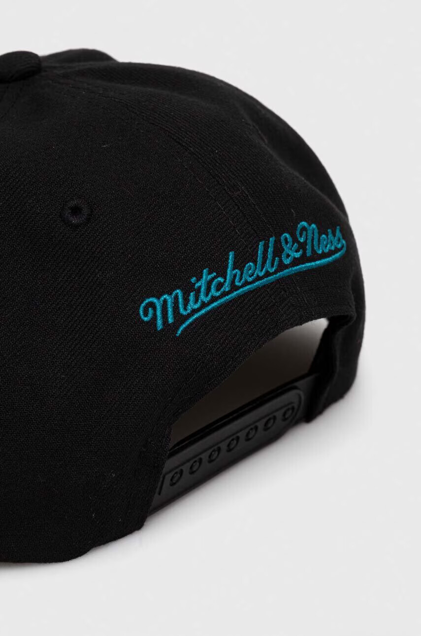 Mitchell&Ness Шапка с козирка Charlotte Hornets в черно с апликация - Pepit.bg