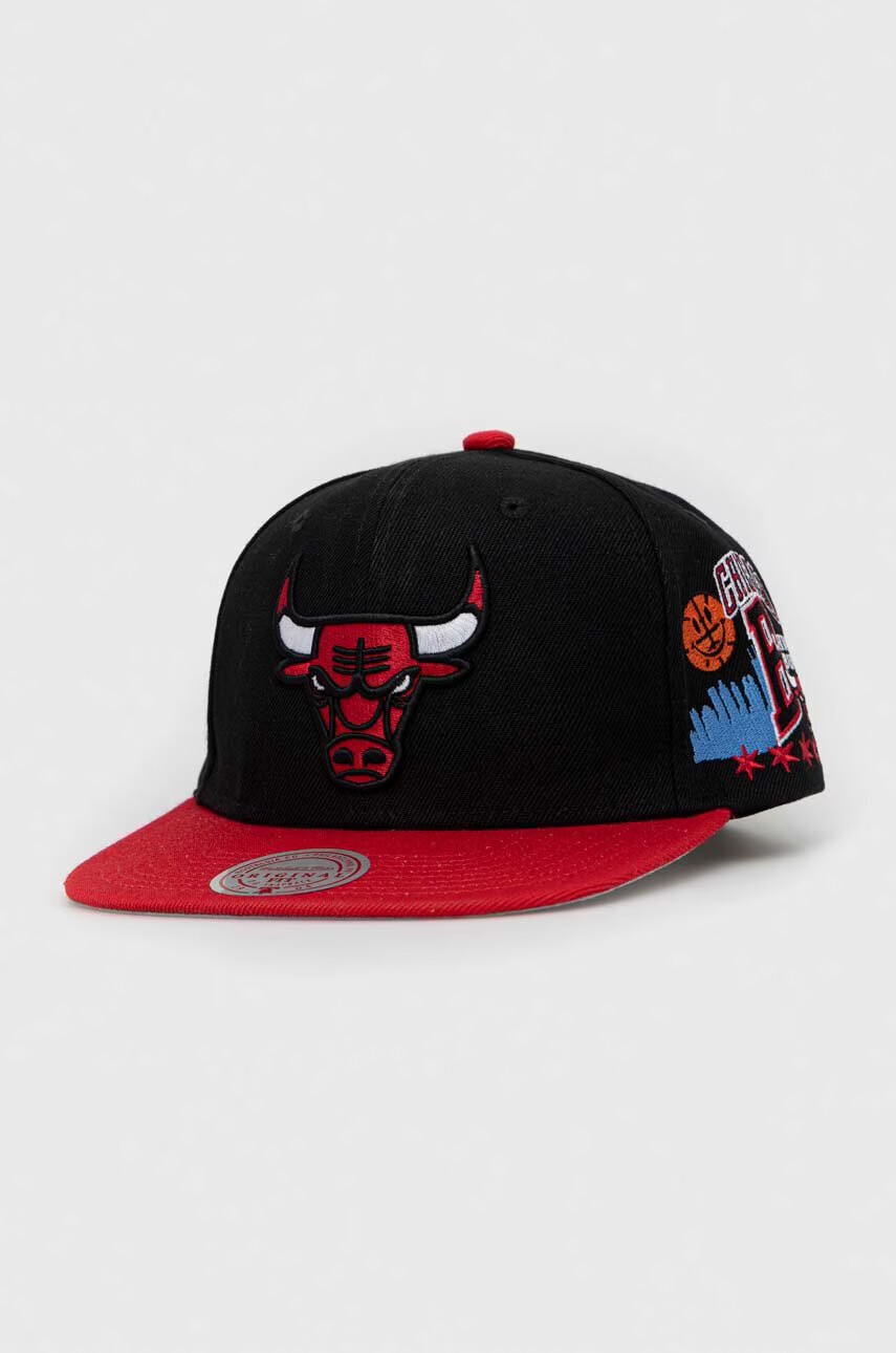 Mitchell&Ness Шапка с козирка Chicago Bulls в черно с апликация - Pepit.bg
