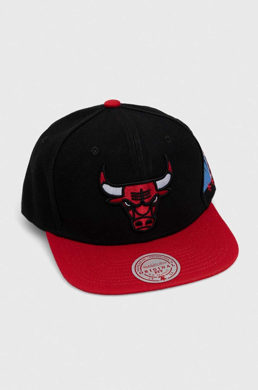 Mitchell&Ness Шапка с козирка Chicago Bulls в черно с апликация - Pepit.bg