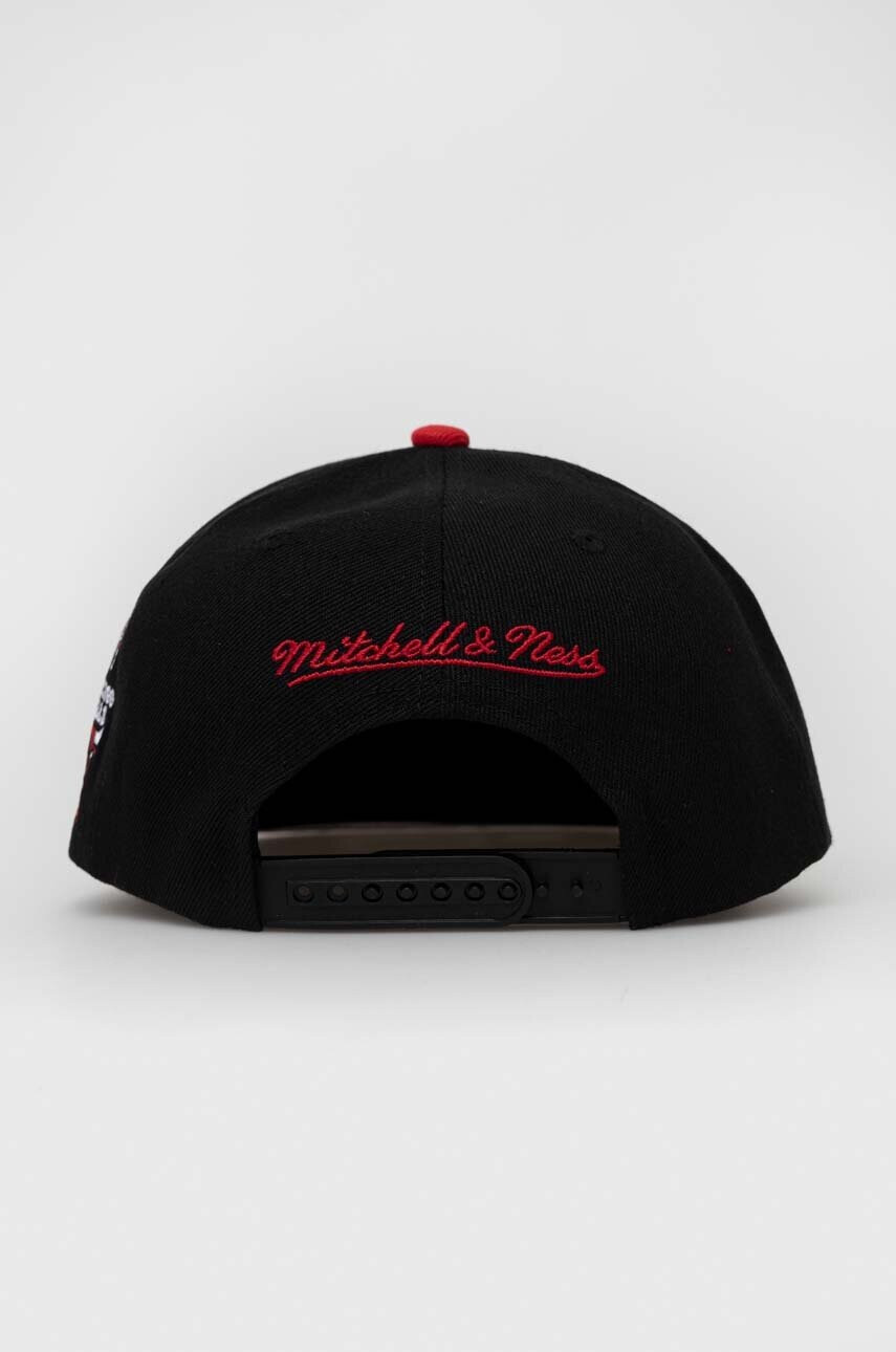 Mitchell&Ness Шапка с козирка Chicago Bulls в черно с апликация - Pepit.bg
