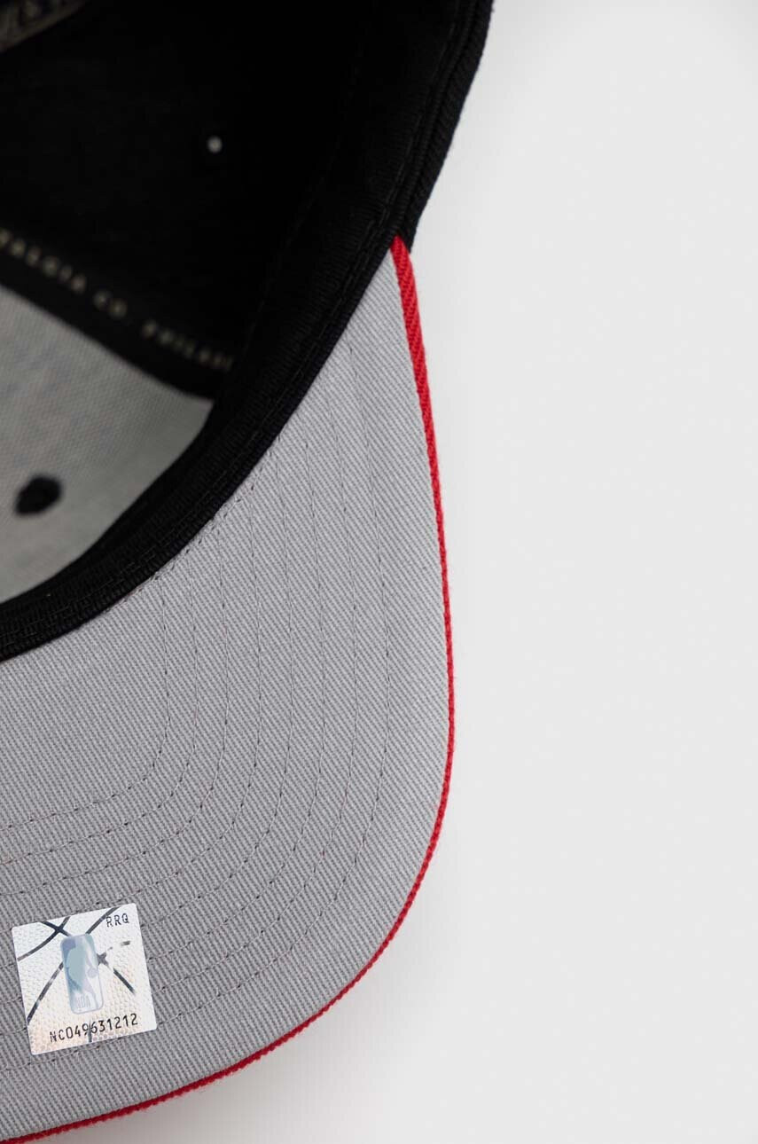 Mitchell&Ness Шапка с козирка Chicago Bulls в черно с апликация - Pepit.bg