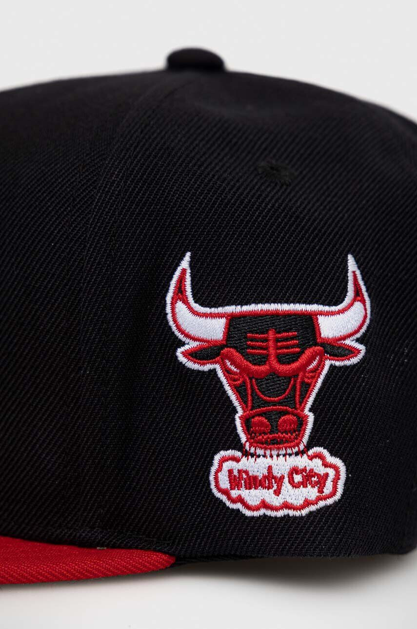 Mitchell&Ness Шапка с козирка Chicago Bulls в черно с десен - Pepit.bg