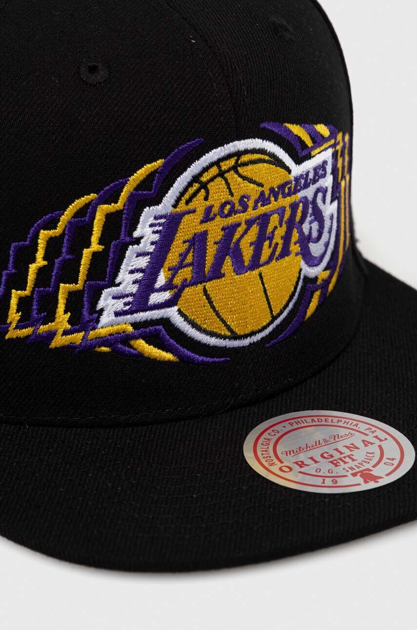 Mitchell&Ness Шапка с козирка Los Angeles Lakers в черно с апликация - Pepit.bg