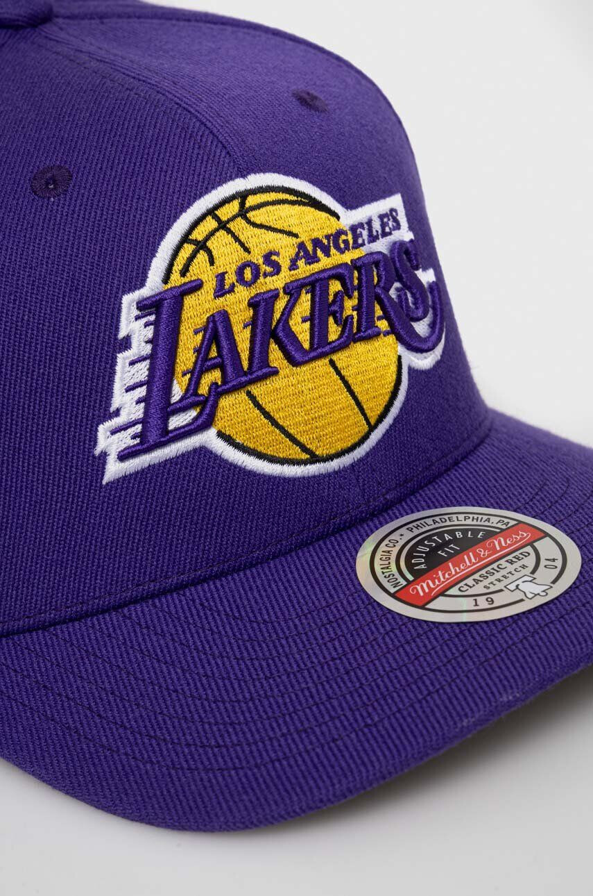 Mitchell&Ness Шапка с козирка с вълна Los Angeles Lakers в лилаво с апликация - Pepit.bg