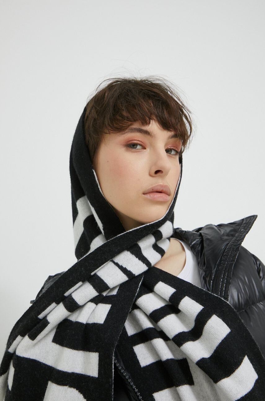 Moschino Шал с качулка с вълна - Pepit.bg