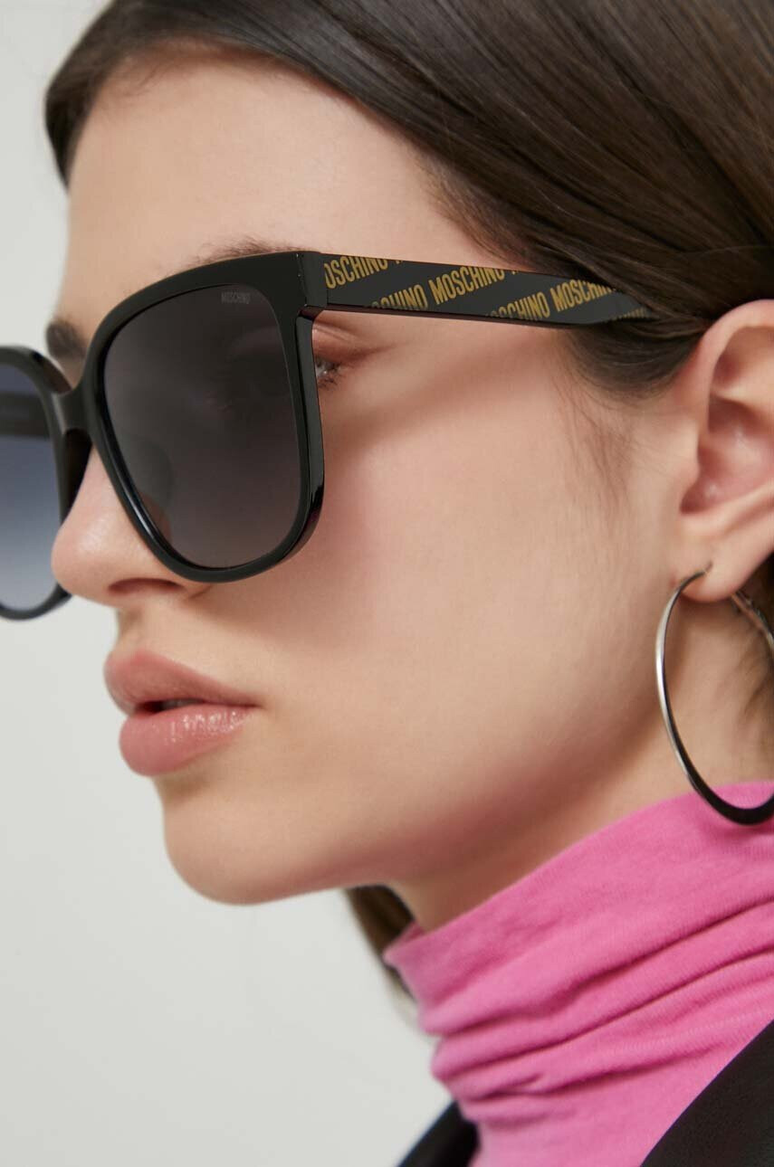 Moschino Слънчеви очила в черно - Pepit.bg