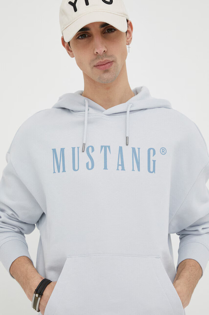 Mustang Памучен суичър в синьо с качулка с принт - Pepit.bg