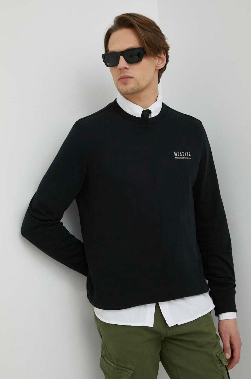 Mustang Памучен суичър Style Ben Crewneck в черно с принт - Pepit.bg