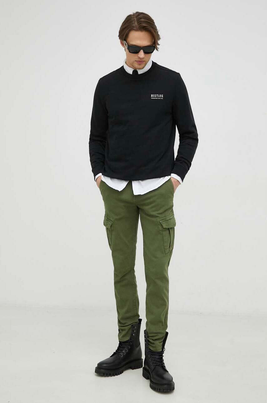 Mustang Памучен суичър Style Ben Crewneck в черно с принт - Pepit.bg