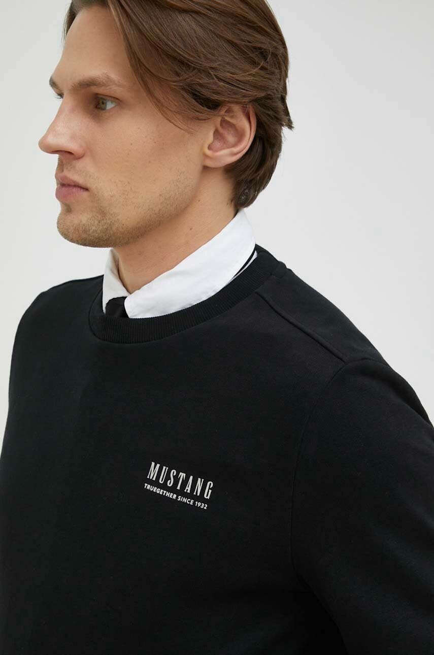Mustang Памучен суичър Style Ben Crewneck в черно с принт - Pepit.bg