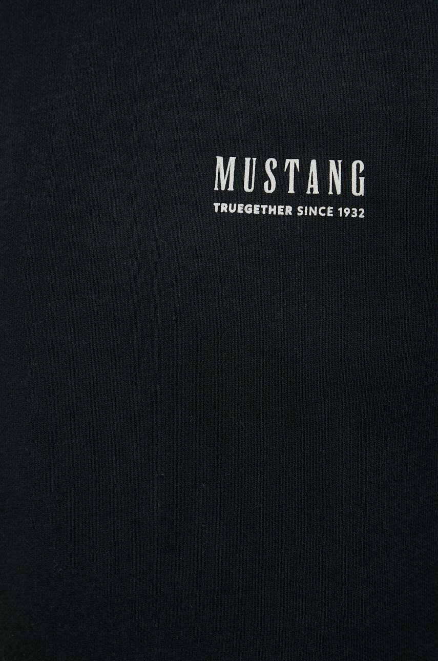 Mustang Памучен суичър Style Ben Crewneck в черно с принт - Pepit.bg