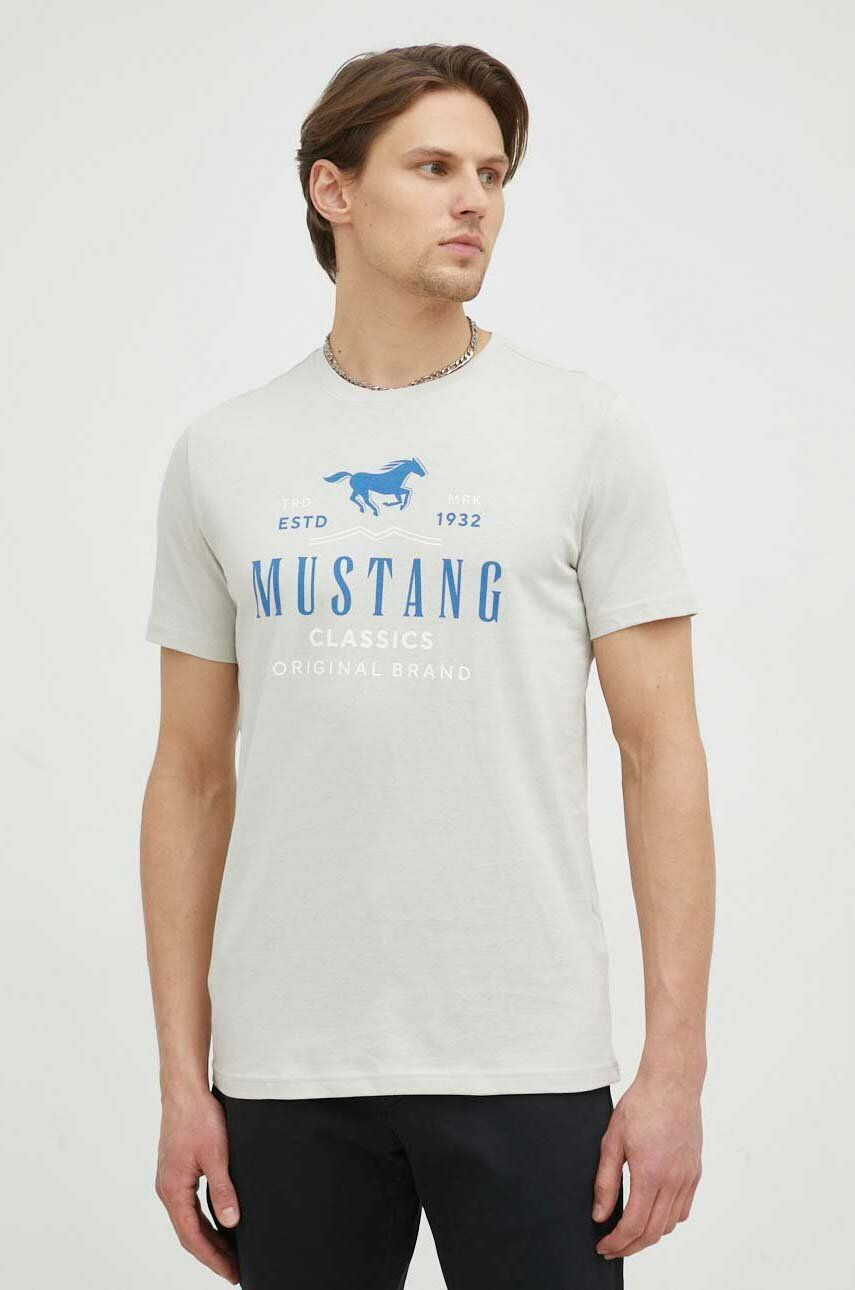 Mustang Памучна тениска Style Alex C Print в сиво с принт - Pepit.bg