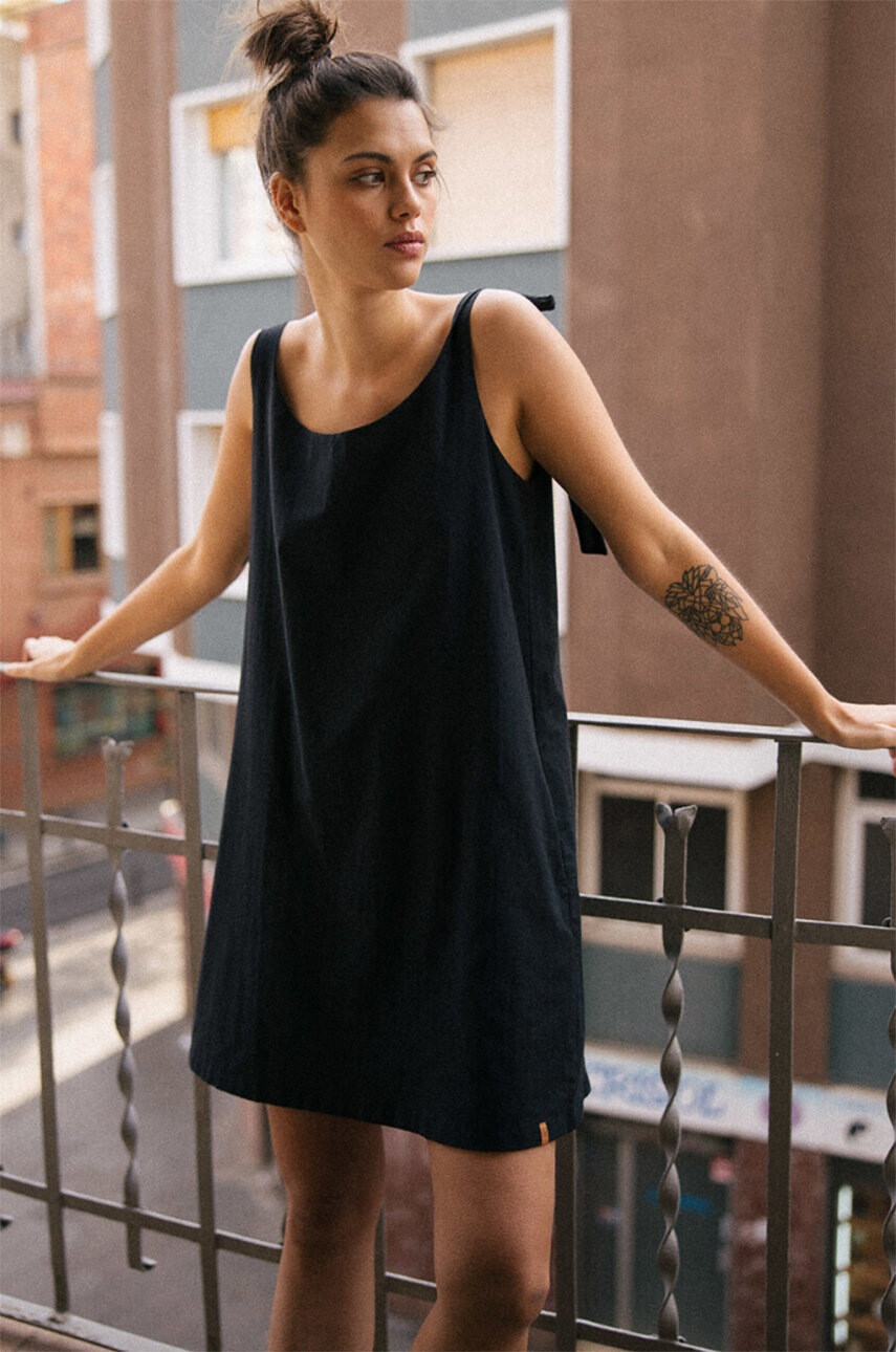 Muuv. Рокля MUUV Backless Bow - Pepit.bg