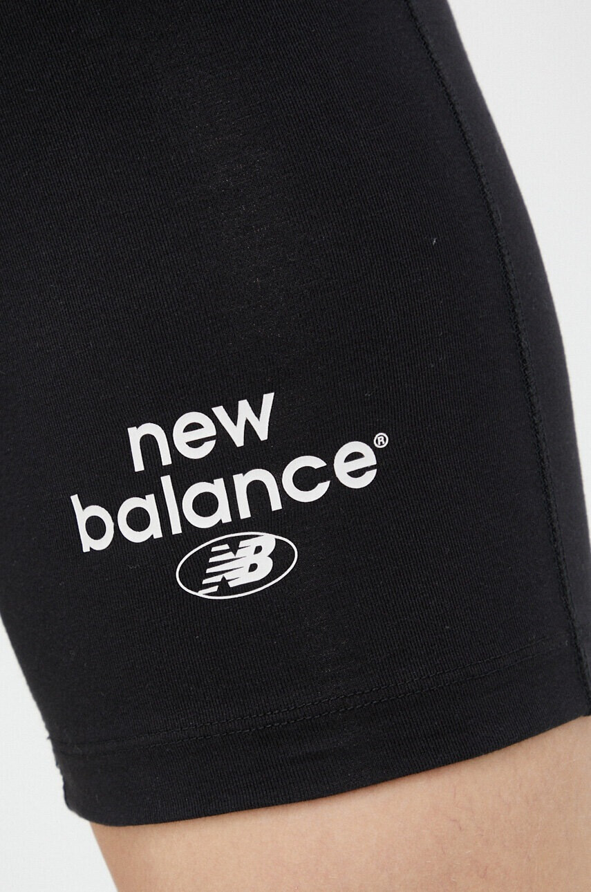 New Balance Къс панталон в черно с принт с висока талия - Pepit.bg