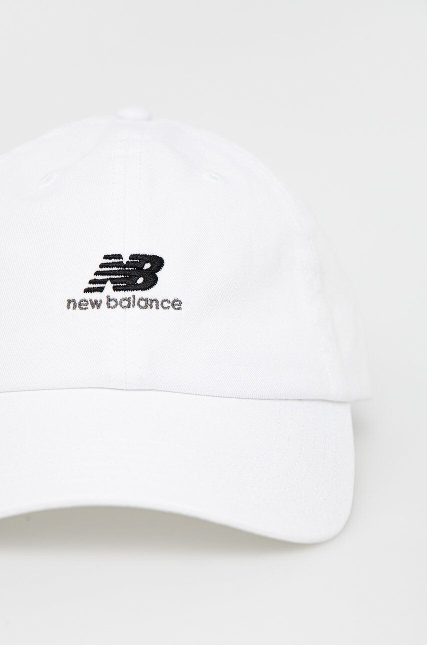 New Balance Памучна шапка LAH01003WHT в бяло с апликация - Pepit.bg