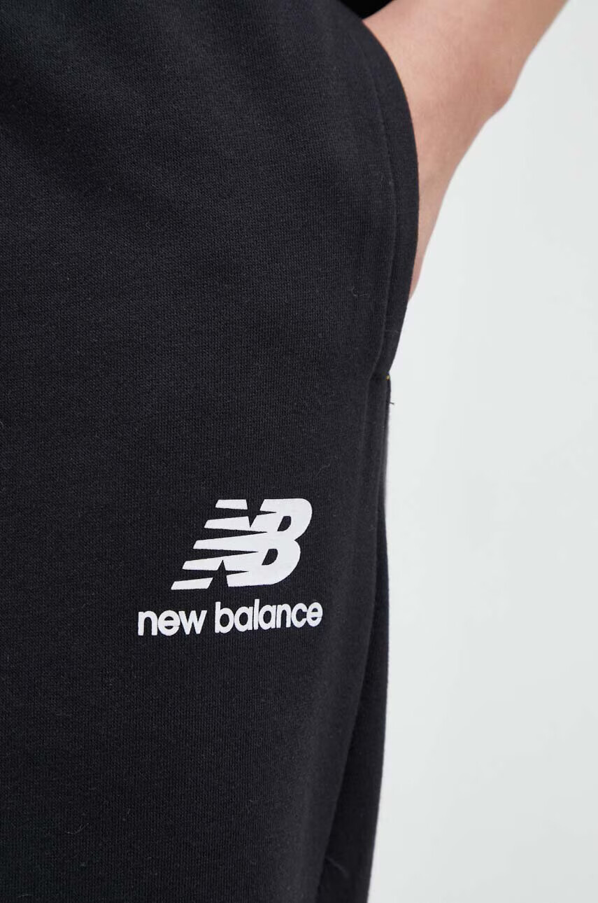New Balance Спортен панталон в черно с принт - Pepit.bg