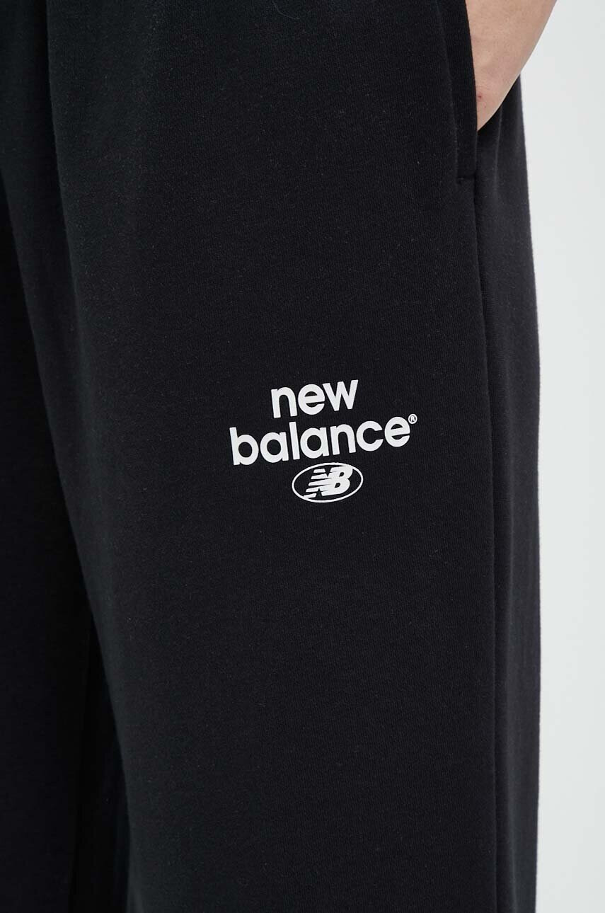 New Balance Спортен панталон в черно с принт - Pepit.bg